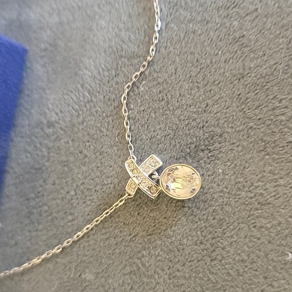 Swarovski set -- necklace and earrings - Picture 2 of 7